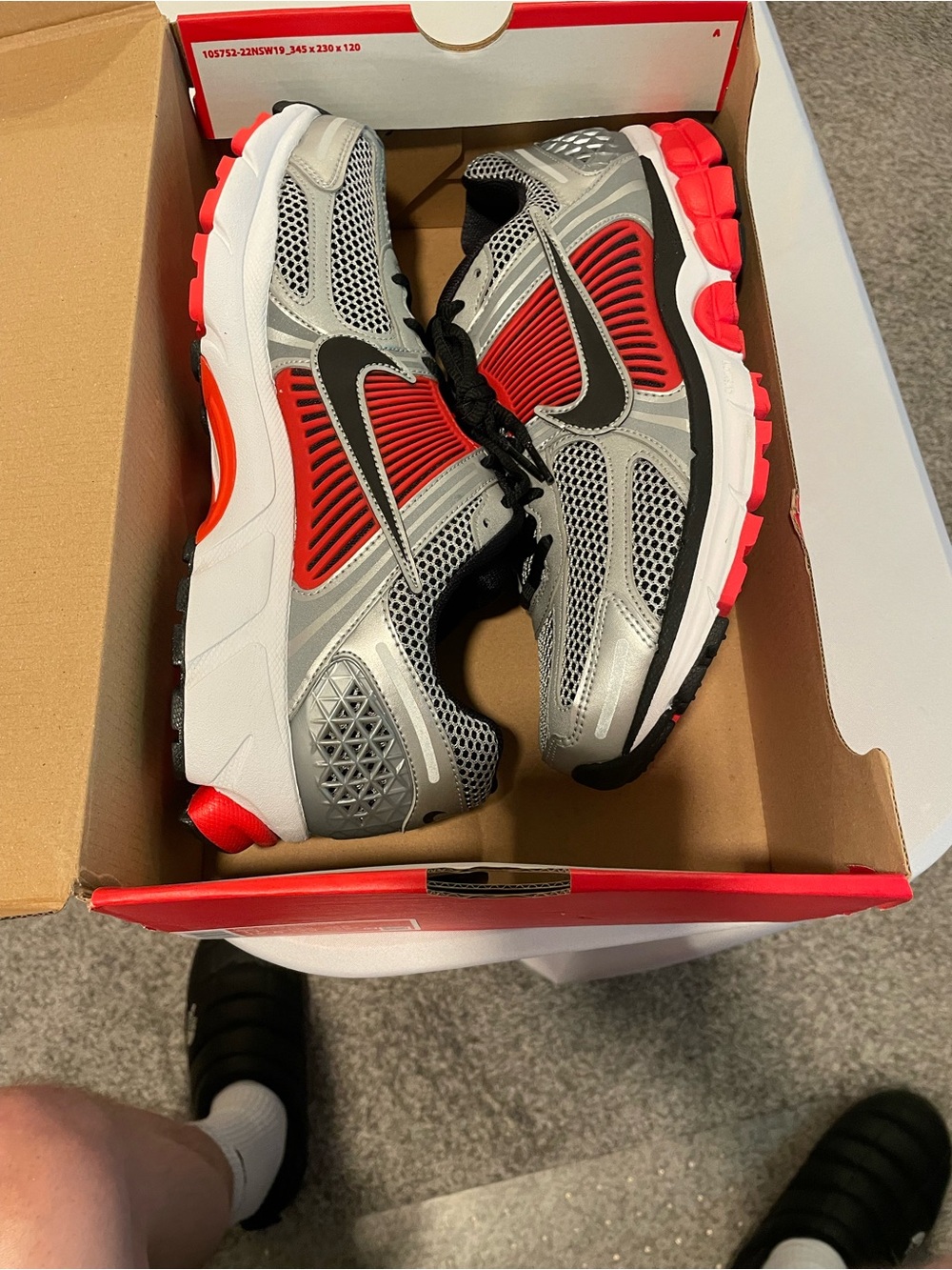 New Nike Air Zoom Vomero 5 Men's Sz 11 Bright Crimson Metallic/Silver FJ4151 005
